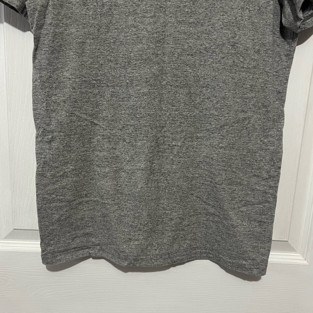 💗 American‎ Eagle Outfitters - Mens Heather Gray T-shirt - Picture 3 of 8
